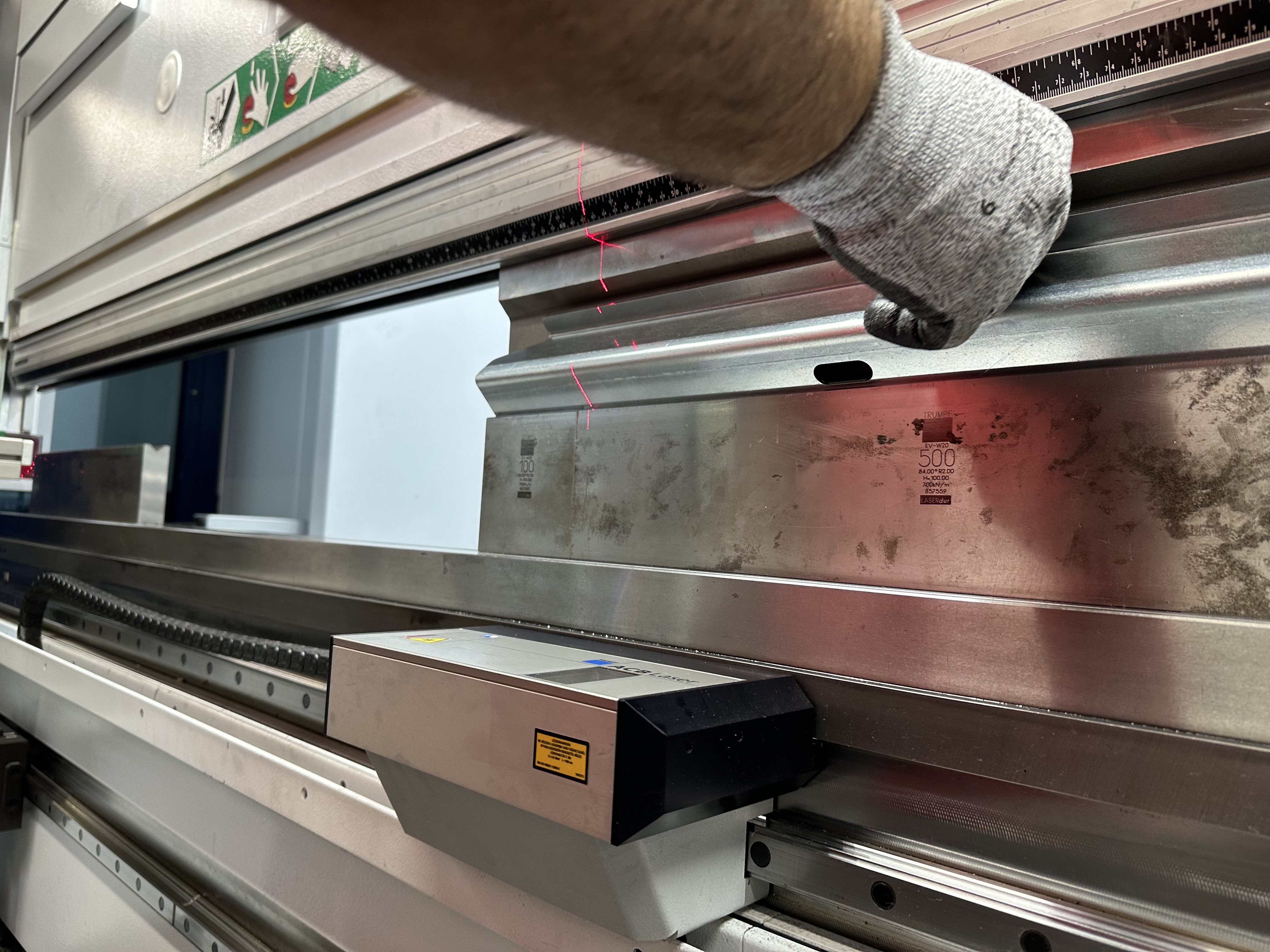 CNC élhajlítás adaptív technológiákkal